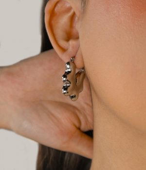 arete plateado en flor Aretes Hoops Gotas